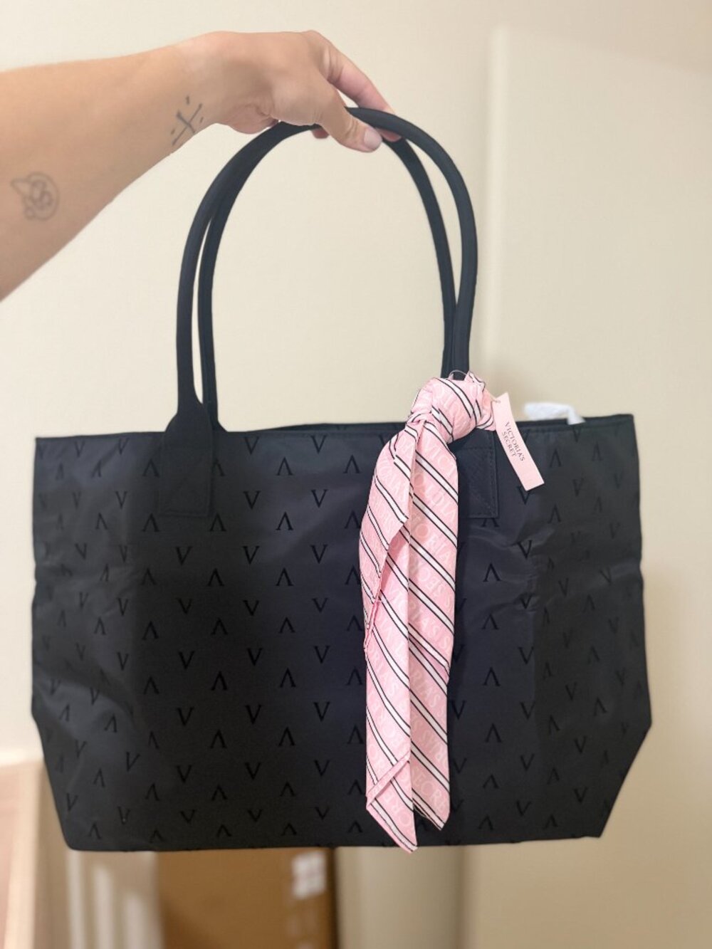 Victoria's Secret Large Black Tote Bag with Pink Scarf – New with Tags
